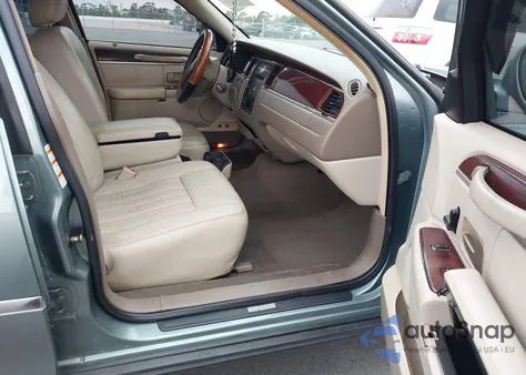 2004 Lincoln Town Car Signature z USA, uszkodzony, nr VIN 1LNHM81W74Y675064